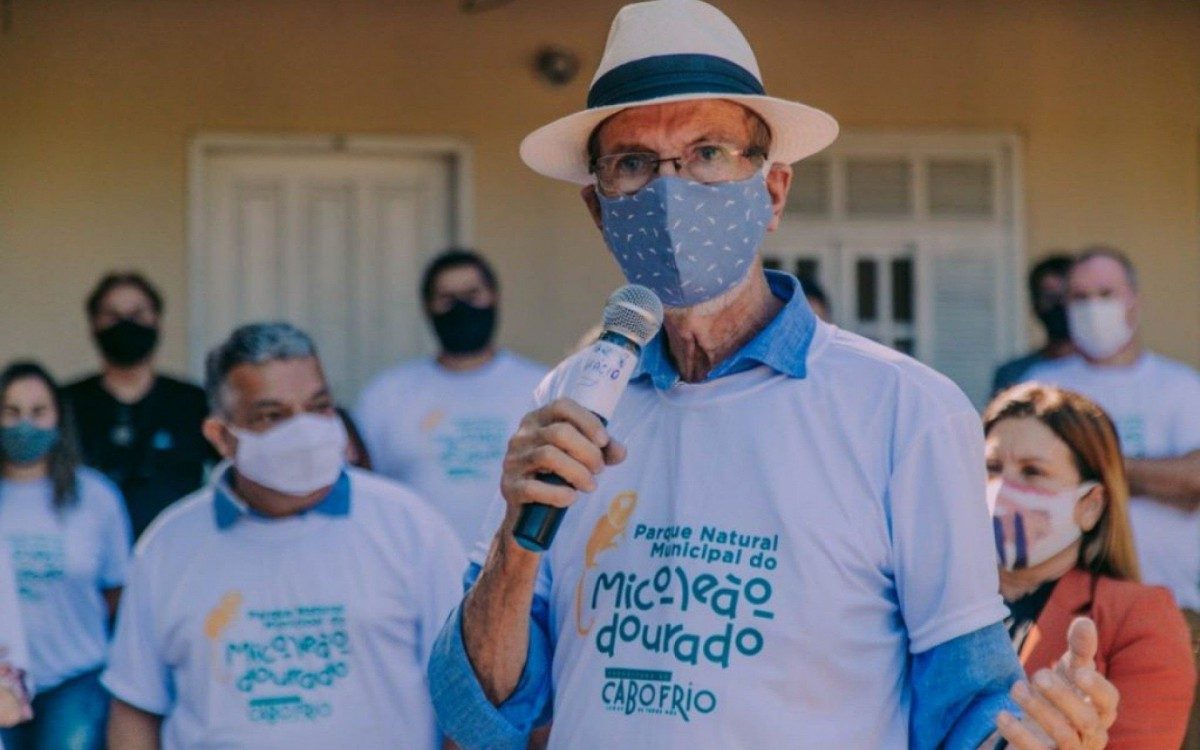 Prefeito Bonif&aacute;cio (PDT) discursando 