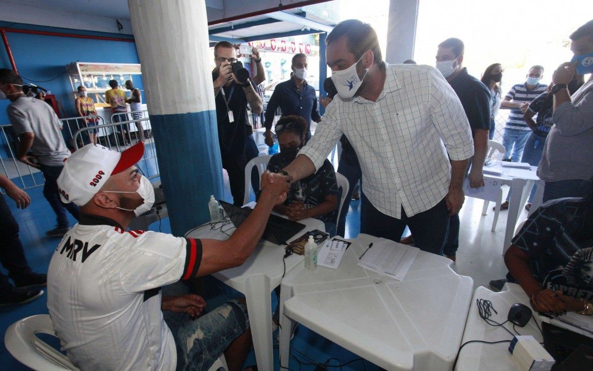 O governador Cla&uacute;dio Castro acompanha, neste s&aacute;bado, o in&iacute;cio da entrega do aux&iacute;lio em sete escolas de samba