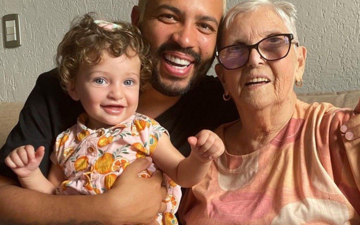 Projota com a av&oacute; Lourdes e a filha Marieva 