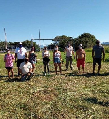 voluntários plantam mudas em torno da lagoa de Jacarepiá, em Saquarema - José Vicente Martorano