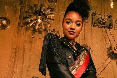 Vídeo! Elenco de 'Bold Type' cria cena inspirada em Cruella