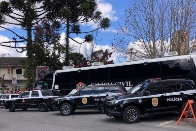 Policia Civil flagra 300 pessoas aglomeradas em festa clandestina em casa de luxo