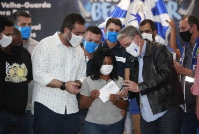 Famílias começam a receber os cartões com auxílio emergencial do Estado do Rio