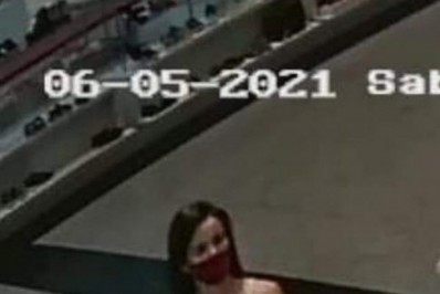 VIDEO / Mulher corta corrente, furta celular e foge correndo de shopping de Cabo Frio