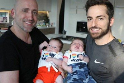 Com registro inédito, Thales Bretas se declara para Paulo Gustavo: 