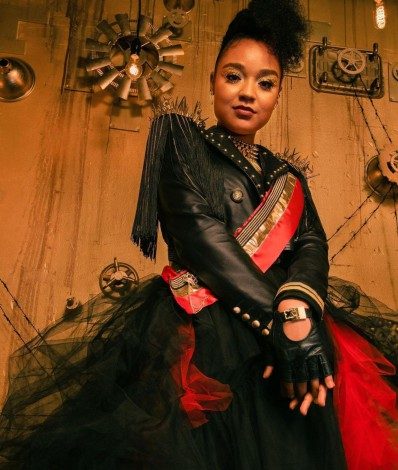 Aisha Dee
 - Reprodução