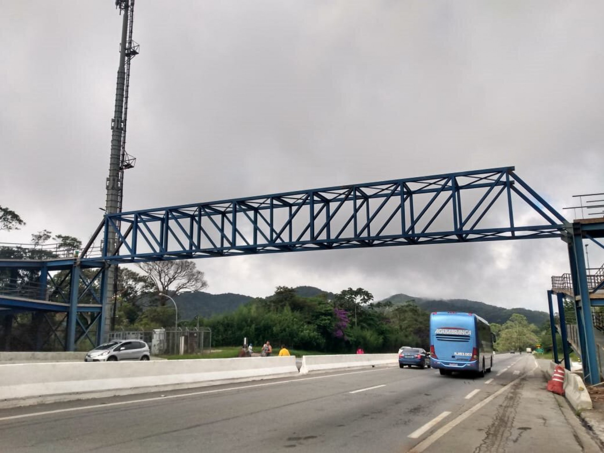 Caminhoneiro &eacute; atropelado pela pr&oacute;pria carreta em Itaipava