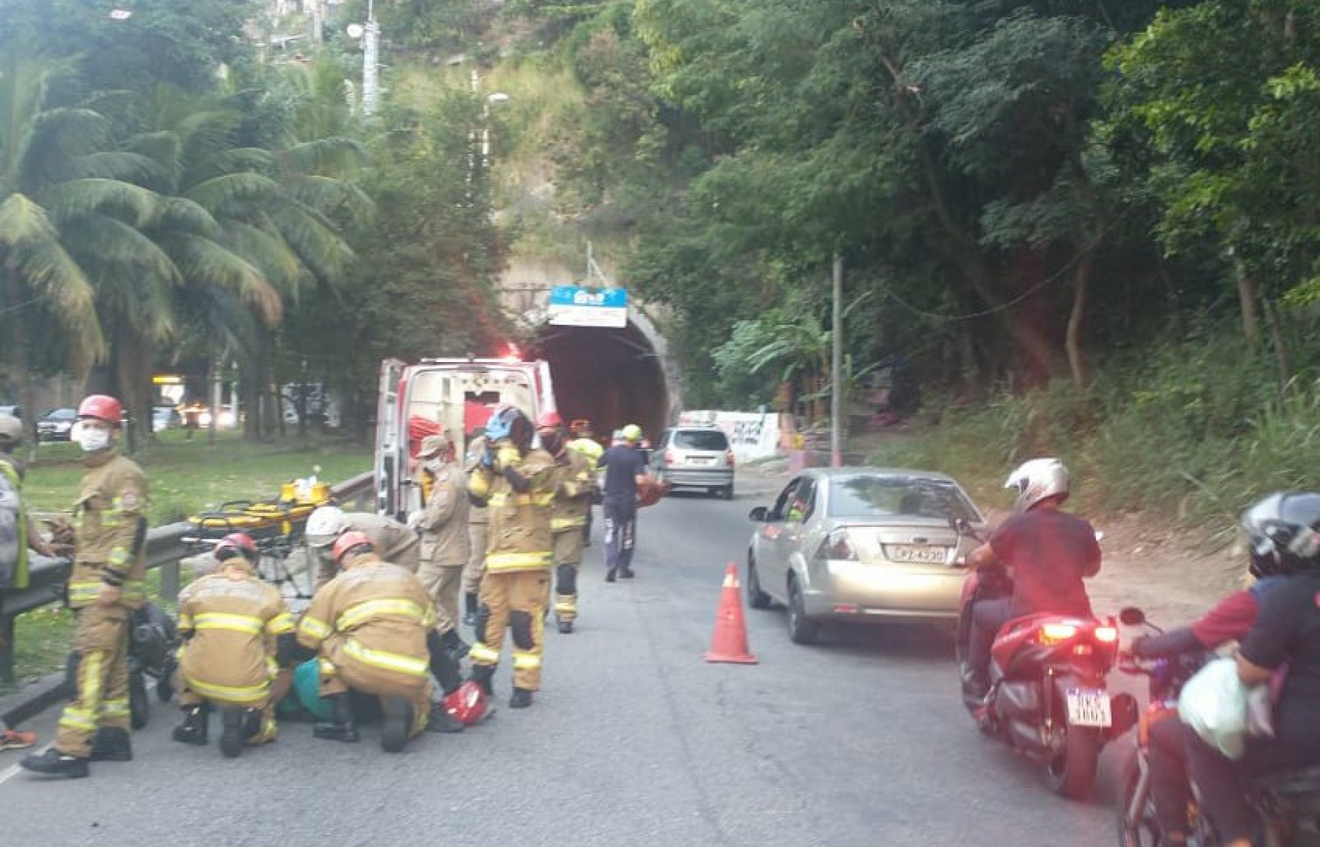 Motociclista fica ferido ap&oacute;s batida com carro na entrada do t&uacute;nel Zuzu Angel, na Zona Sul&nbsp;