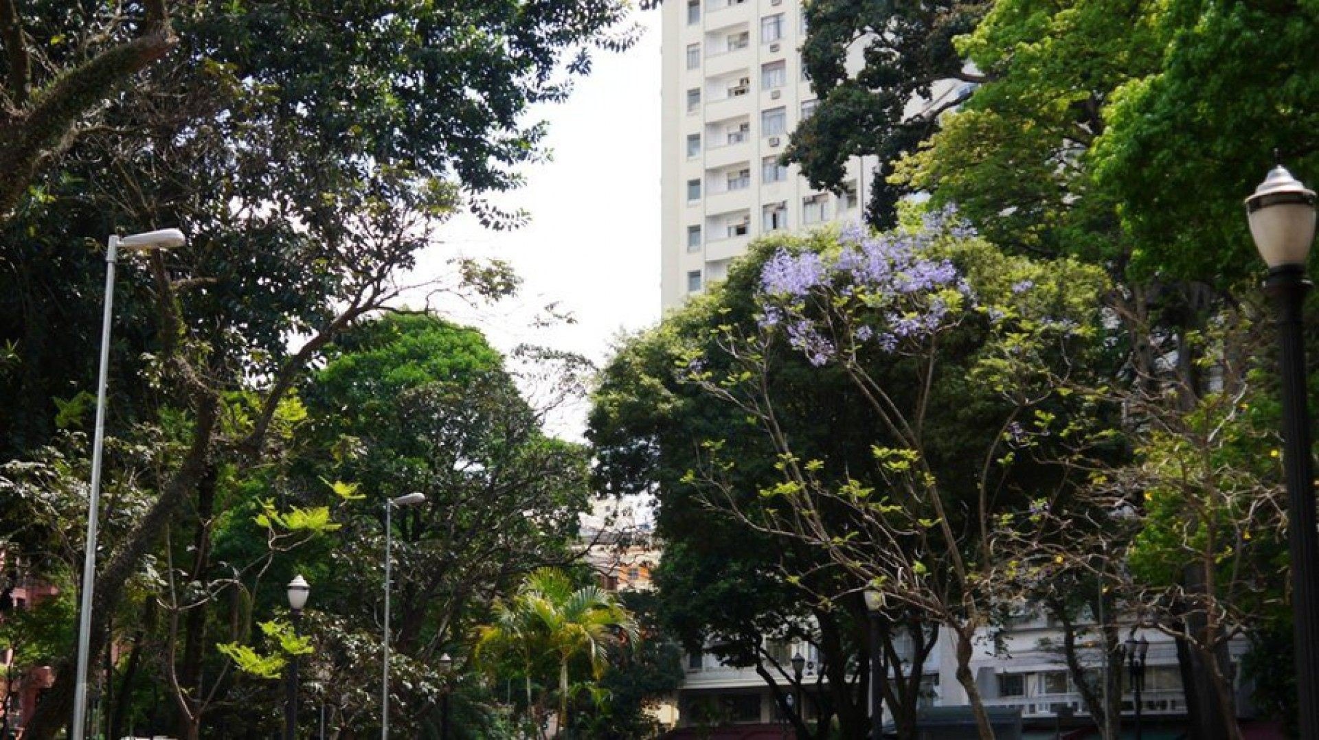 Pai pula do 17&ordm; andar de hotel agarrado &agrave; filha de 6 anos