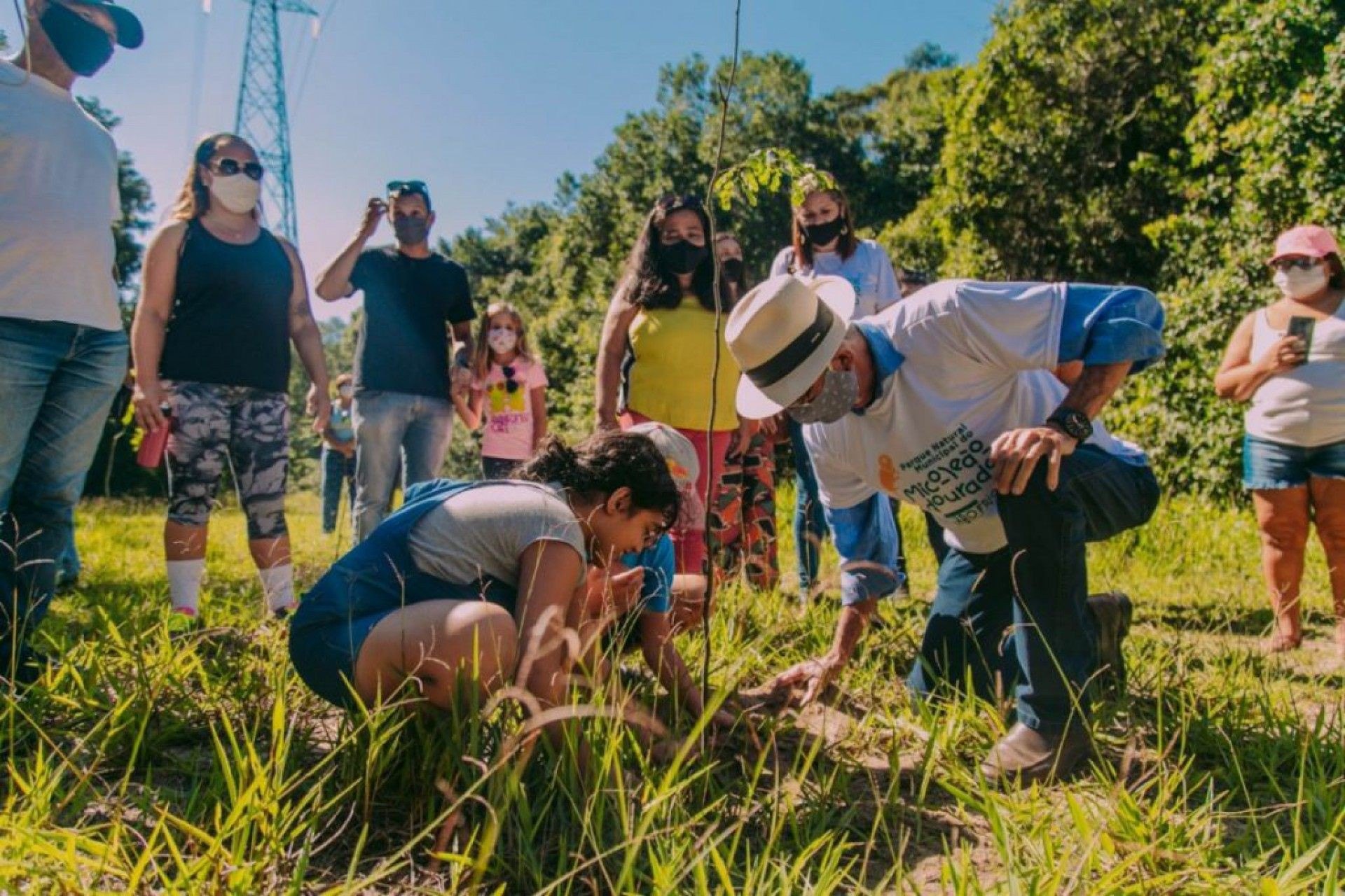 No Dia do Meio Ambiente n&atilde;o podia faltar o plantio de uma &aacute;rvore  - SECOM 