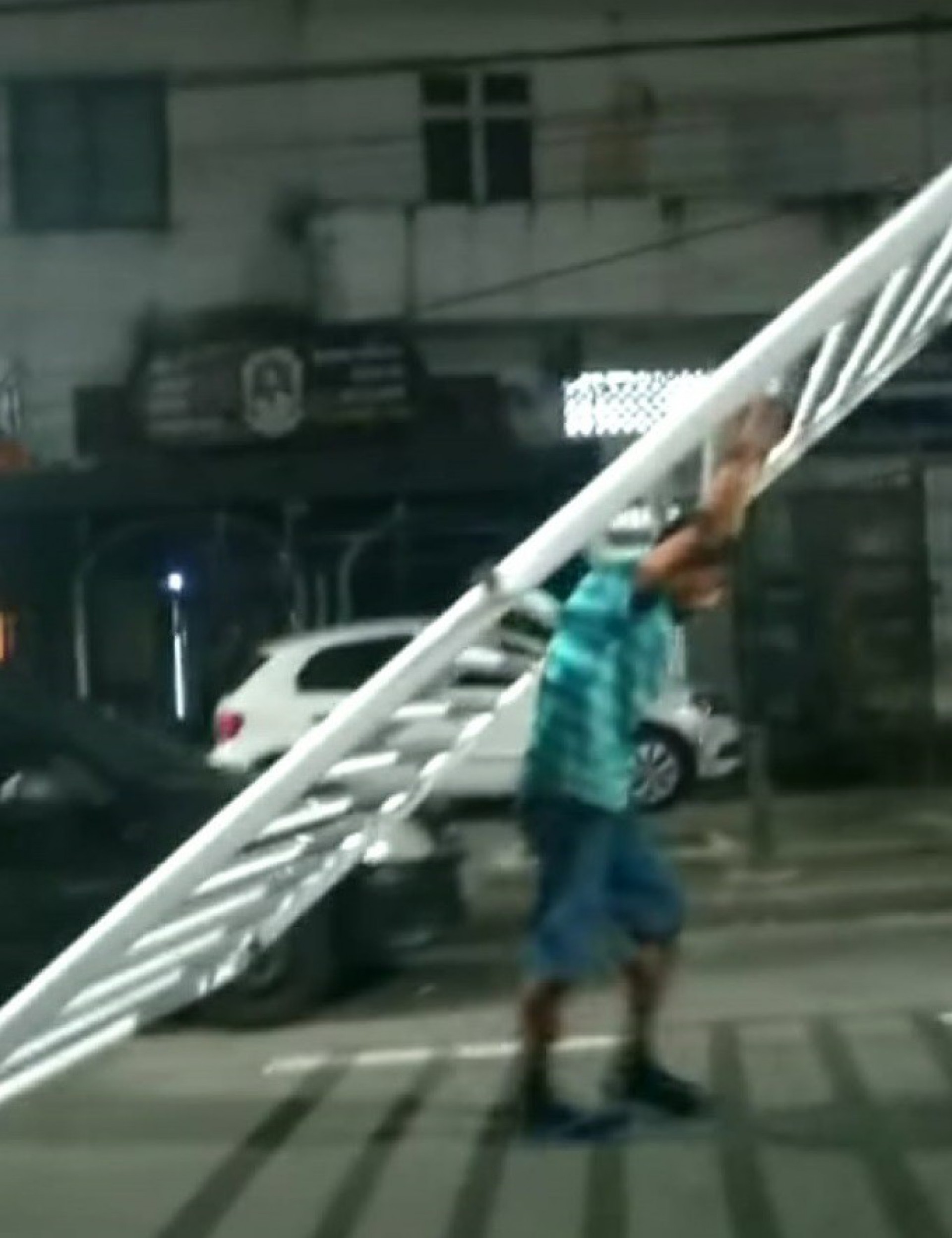 Vídeo mostra homem furtando grade de portão no Méier