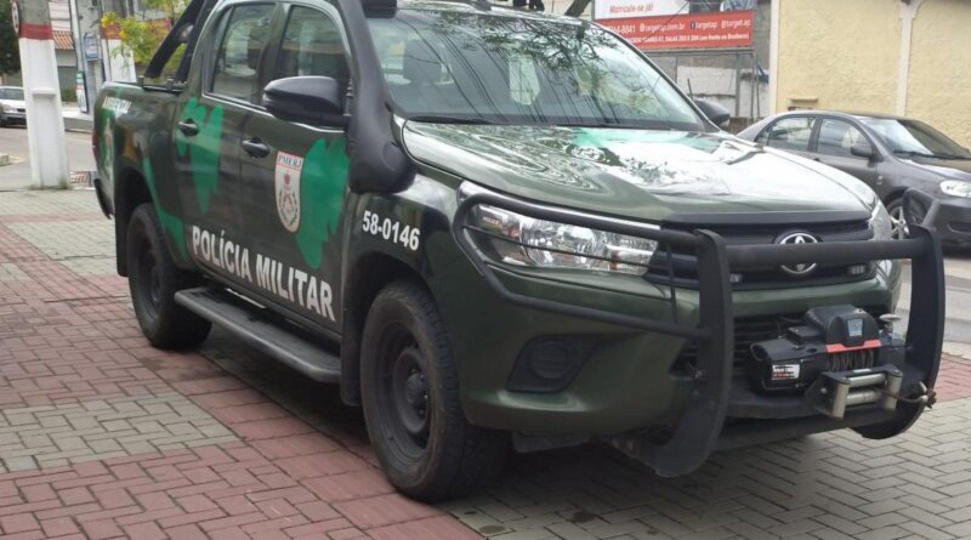 Policia Ambiental apreendem aves em cativeiro