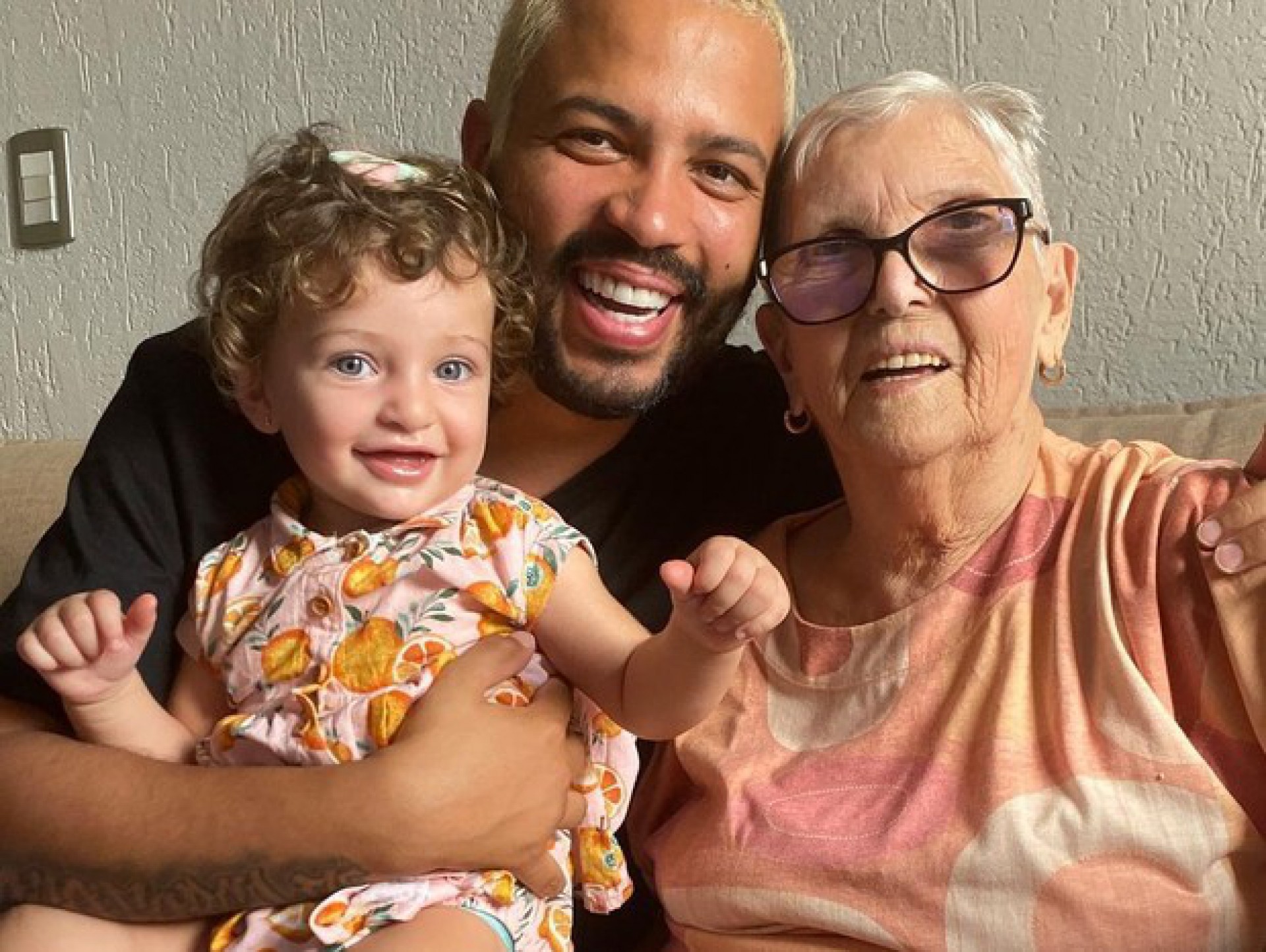 Projota com a avó Lourdes e a filha Marieva  - Reprodução Instagram