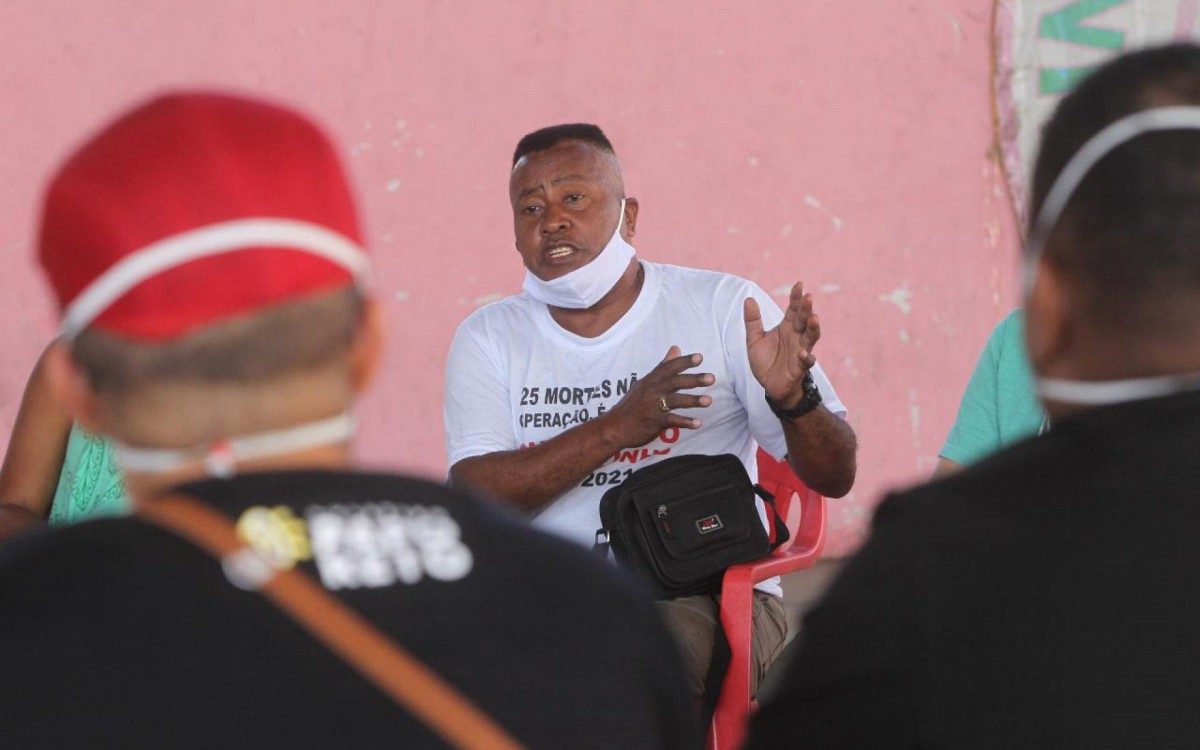 Rumba Gabriel, líder comunitário do Jacarezinho, durante encontro com moradores neste domingo - Estefan Radovicz/ Agência O Dia