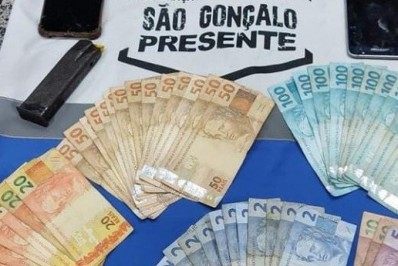Dupla é presa por porte ilegal de armas em principal avenida de São Gonçalo 