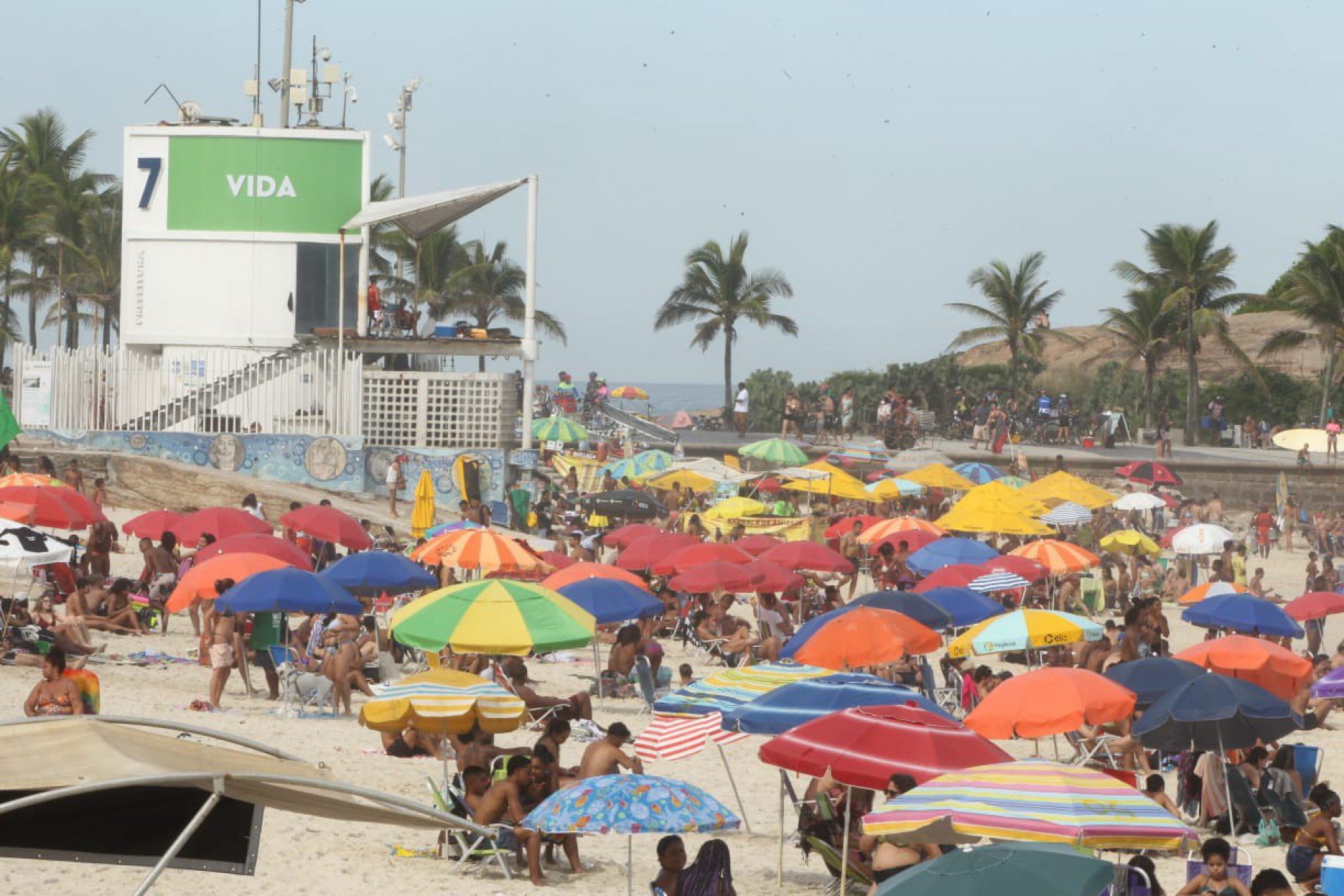 Mesmo com possível quarta onda de covid-19, cariocas lotam praias do Rio