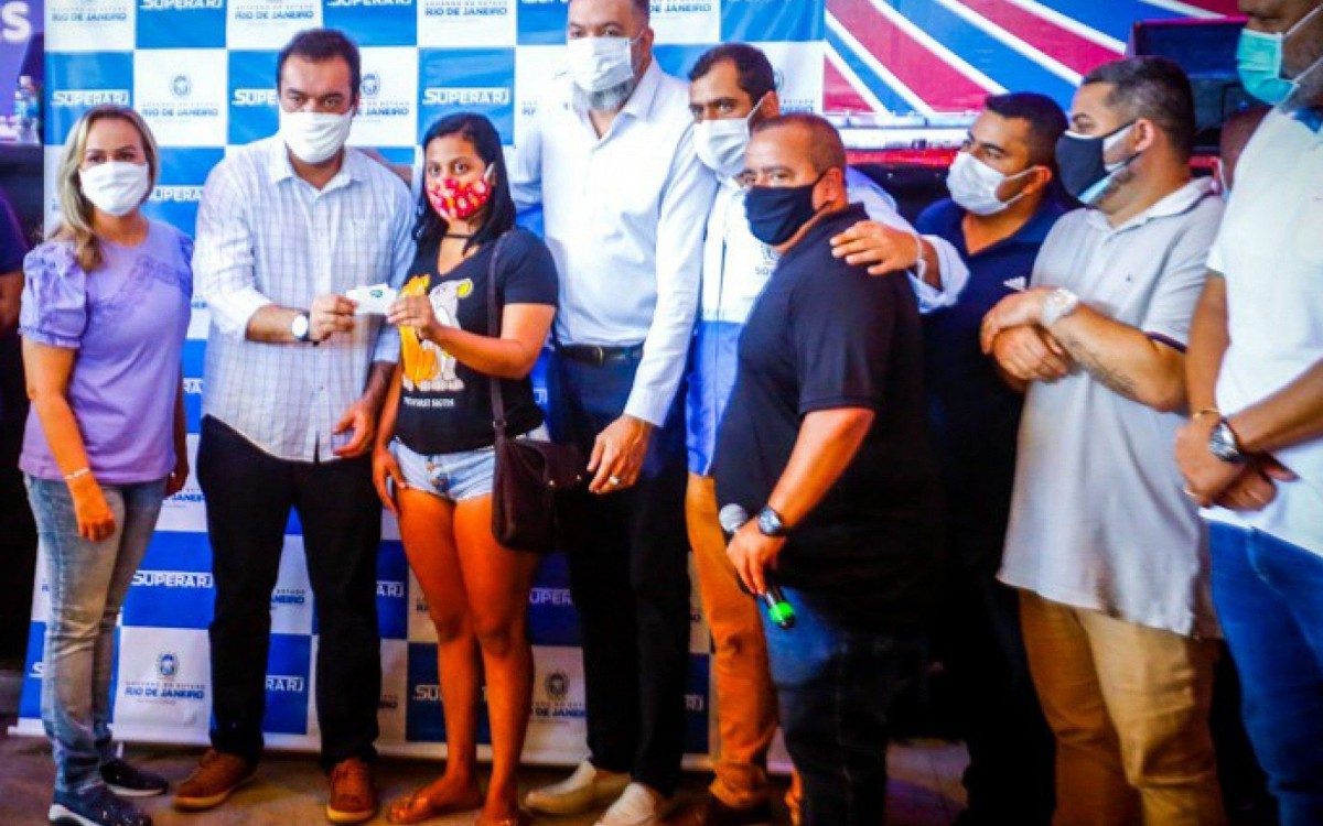 O governador Cl&aacute;udio Castro fez a entrega dos cart&otilde;es na quadra da Inocentes de Belford Roxo