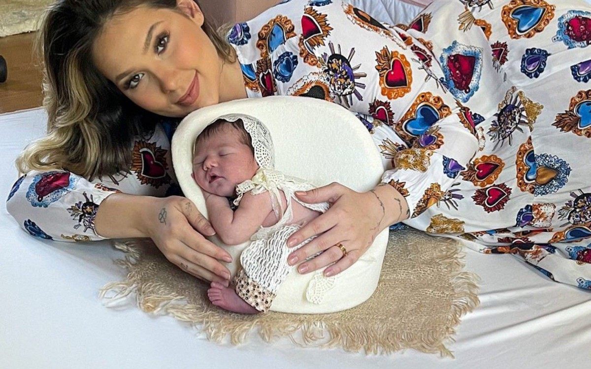 Virg&iacute;nia compartilha foto ao lado da filha