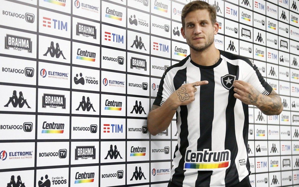 Sonho antigo do Botafogo, Rafael Moura chega para assumir a camisa 9 na S&eacute;rie B