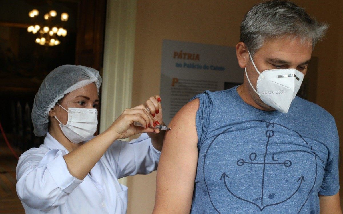 Movimentação de vacinação no Palácio da República no Catete. Na foto o professor Lucas Medeiros