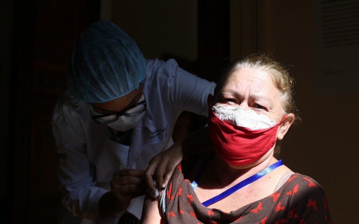 Movimentação de vacinação no Palácio da República no Catete. Na foto a Cleonice da SIlva