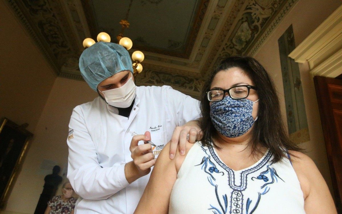 Movimentação de vacinação no Palácio da República no Catete. Aplicação de vacina