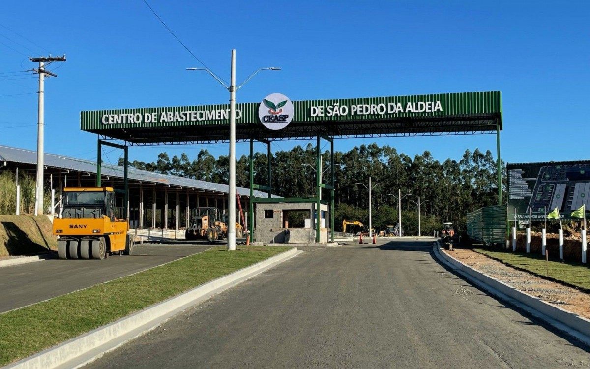 O CEASP est&aacute; sendo edificado numa &aacute;rea de 90 mil metros quadrados, &agrave;s margens da Rodovia Amaral Peixoto, em S&atilde;o Pedro da Aldeia, pr&oacute;ximo ao trevo de B&uacute;zios