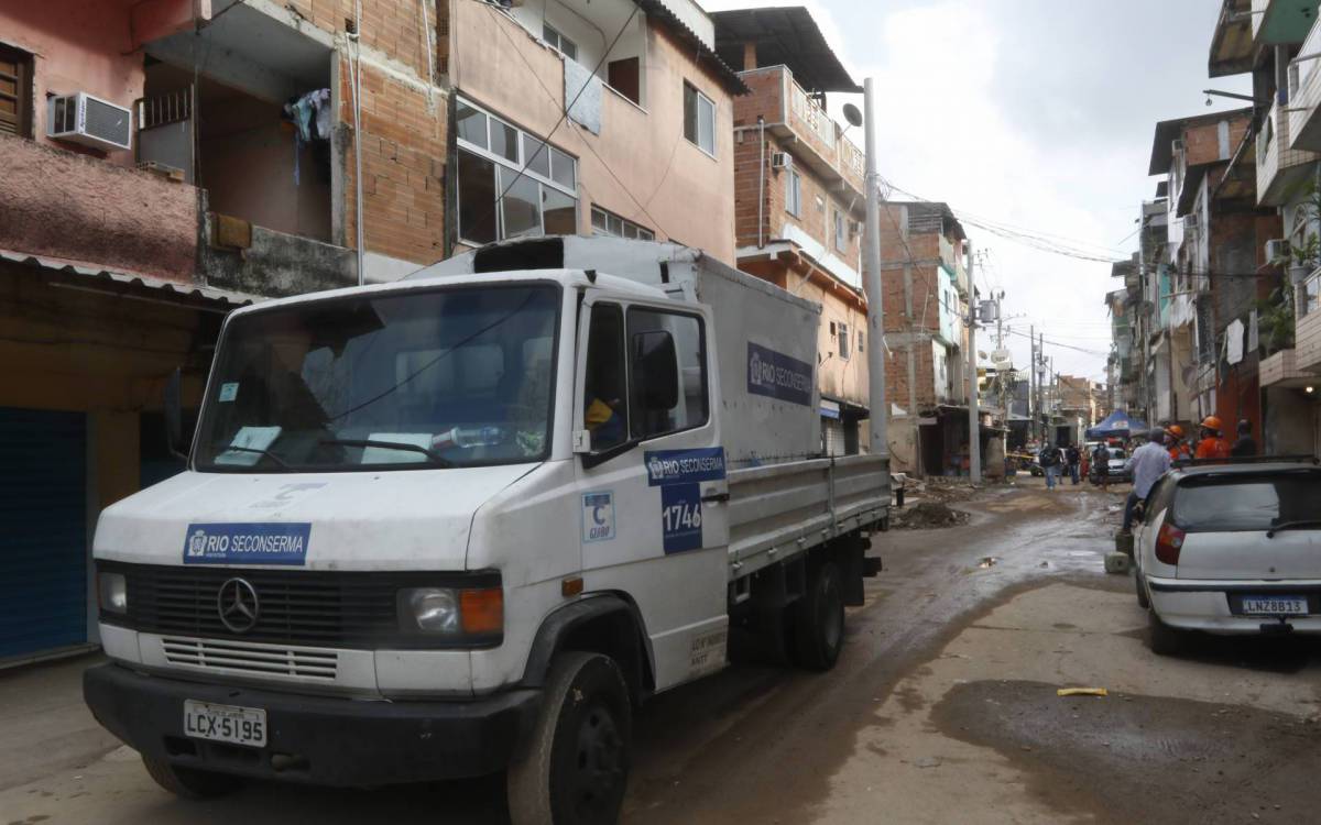 Geral - Desabamento em Rio das Pedras - A prefeitura iniciou a demoliçao manual de um terraço de uma casa vizinha a que desabou na ultima quinta feira, 3. - Reginaldo Pimenta / Agencia O Dia