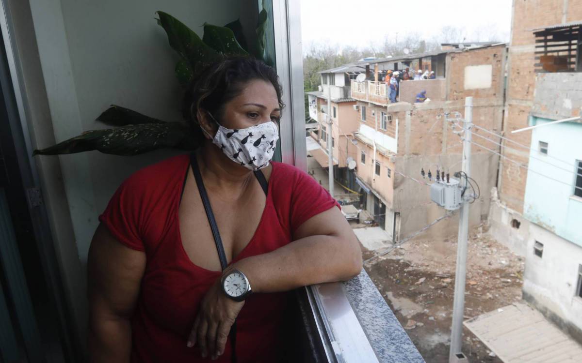Geral - Desabamento em Rio das Pedras - A prefeitura iniciou a demoliçao manual de um terraço de uma casa vizinha a que desabou na ultima quinta feira, 3.  Na foto, Josi Cleide Julia Batista. - Reginaldo Pimenta / Agencia O Dia
