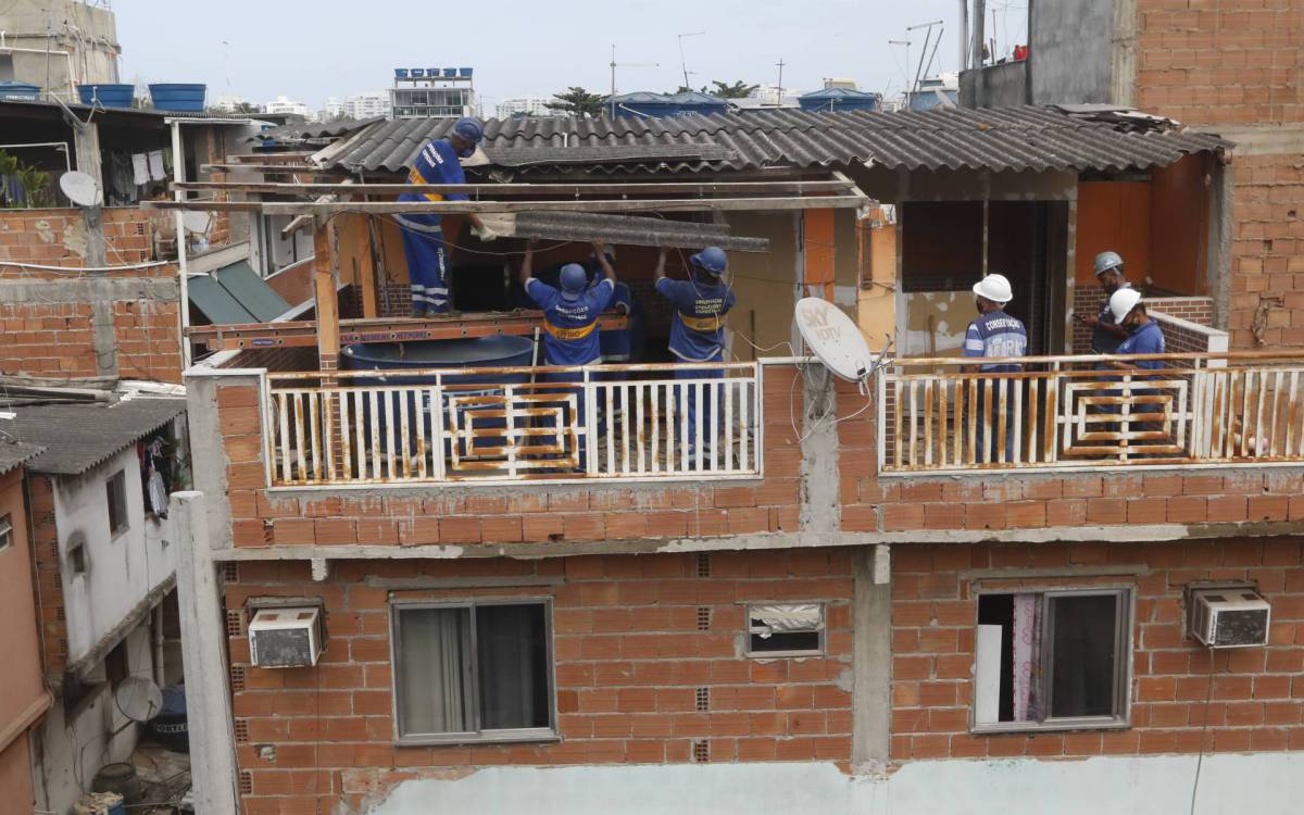 Geral - Desabamento em Rio das Pedras - A prefeitura iniciou a demoliçao manual de um terraço de uma casa vizinha a que desabou na ultima quinta feira, 3. - Reginaldo Pimenta / Agencia O Dia