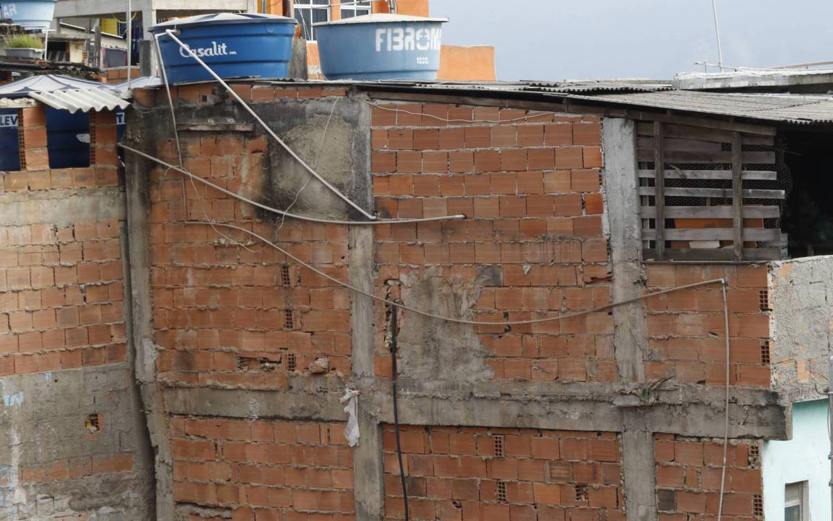 Geral - Desabamento em Rio das Pedras - A prefeitura iniciou a demoliçao manual de um terraço de uma casa vizinha a que desabou na ultima quinta feira, 3. - Reginaldo Pimenta / Agencia O Dia