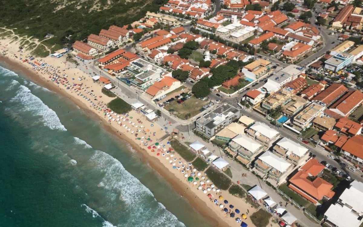 Vista aérea da praia Bandeira Azul de Cabo Frio, do Peró