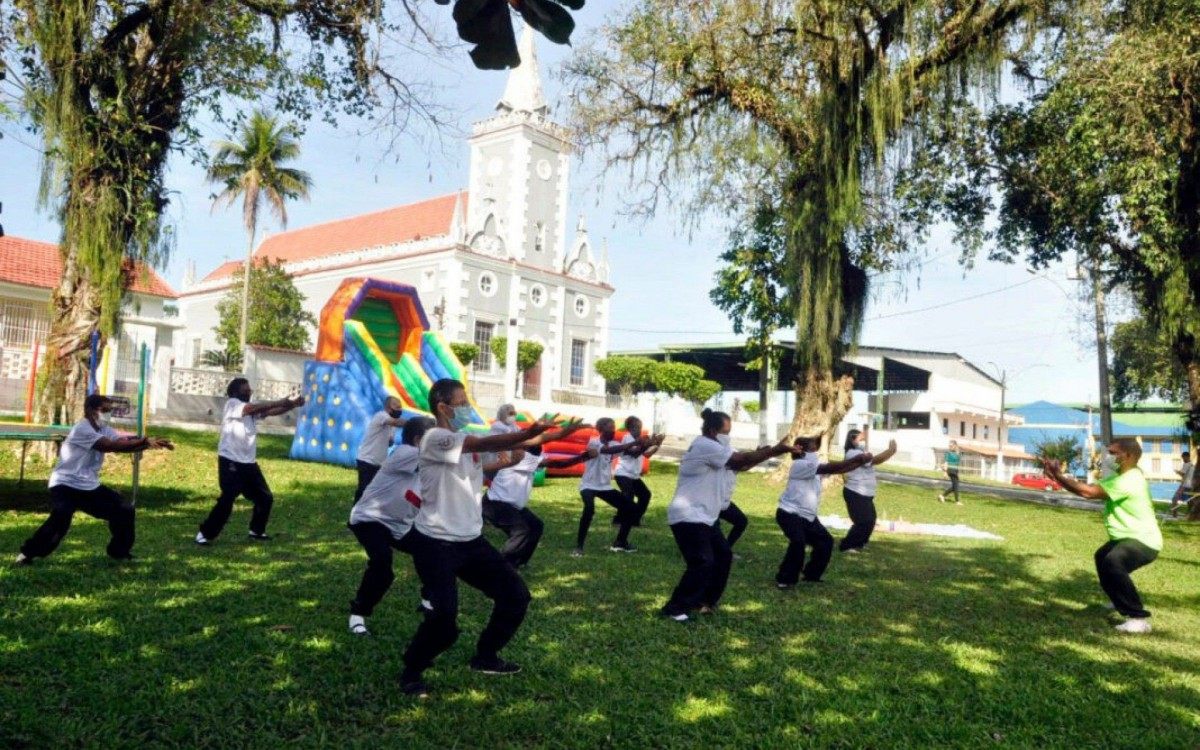 Uma principais atividades marcadas para o dia, a aula de tai-chi-chuan marcou o in&iacute;cio do projeto.