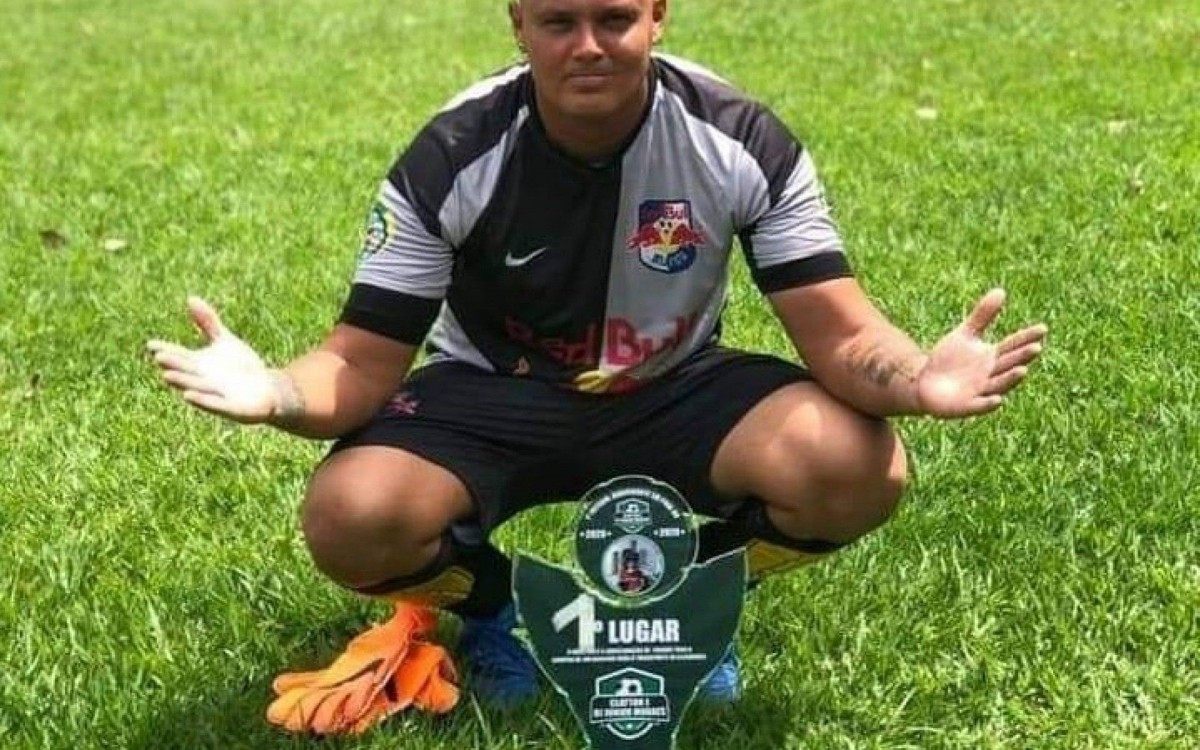 O jogador passou por uma cirurgia no Hospital Alberto Torres, onde lhe foram colocados uma placa de 8mm, dois parafusos e uma haste no p&eacute; fraturado