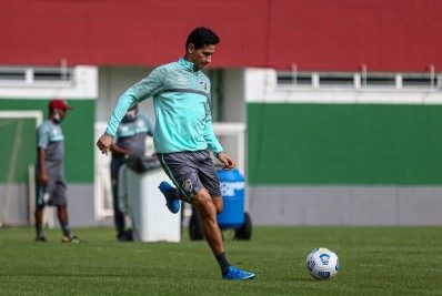Após sintomas de gripe, Ganso volta a treinar no Fluminense e futuro segue incerto