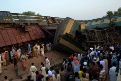 Colisão de trens deixa ao menos 40 mortos no Paquistão