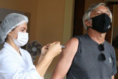 Rio avança na vacinação, mas alerta para baixa procura da segunda dose