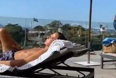 Doria recebe críticas após ser flagrado tomando sol em hotel de Cobacabana