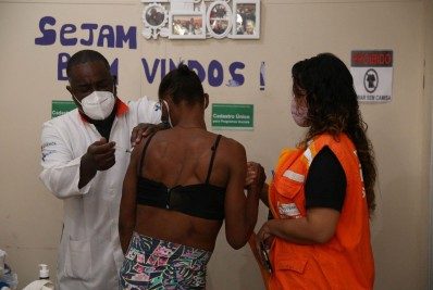 Continua a vacinação aos moradores de rua em Niterói