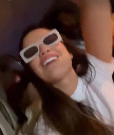 Juliette pega carona no jatinho de Anitta - Reporter 03