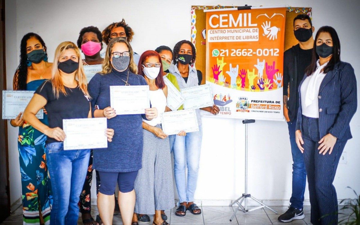 Cerca de 90 alunos receberam os certificados de conclus&atilde;o do curso b&aacute;sico de Libras