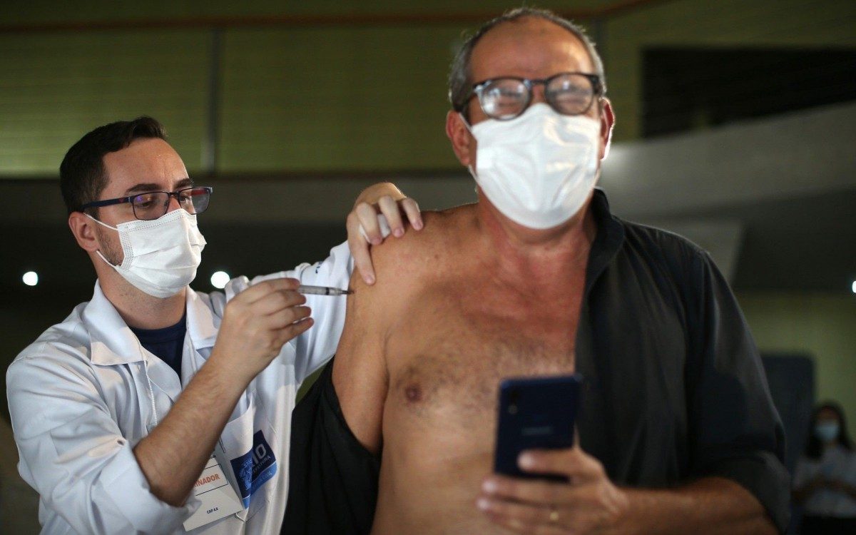 Rio de Janeiro 08/06/2021 - Dia nacional da imuniza&ccedil;&atilde;o. Na foto acima o Pedro Soares. Foto: Luciano Belford/Agencia O Dia