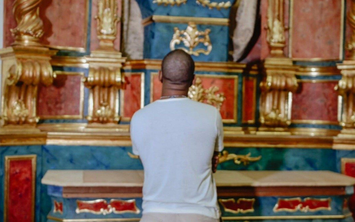 Mesmo com atividades reduzidas por conta da pandemia, alguns fi&eacute;is fazem quest&atilde;o de entrar no pr&eacute;dio secular para um momento de f&eacute;. 