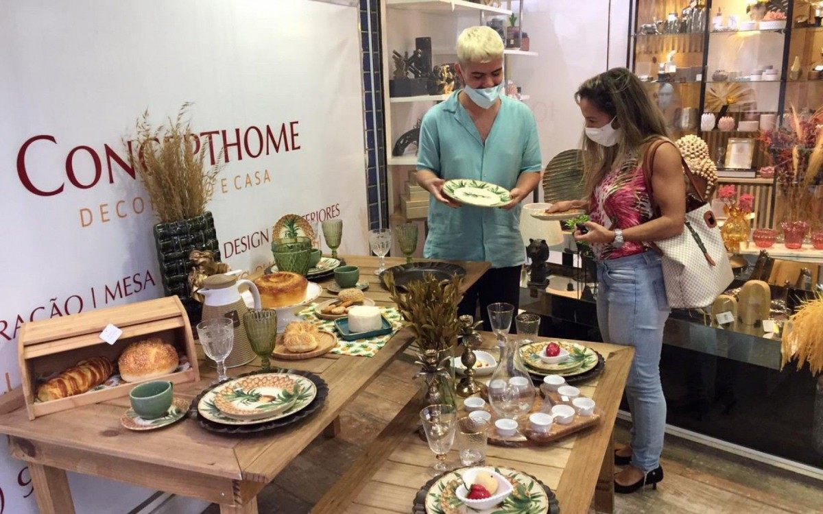 A fisioterapeuta Rita Gon&ccedil;alves que visitou a mais nova loja de mesa posta em Nova Igua&ccedil;u, a ConceptHome. 
