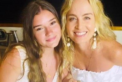 Angélica posa agarradinha com namorada do filho mais vellho