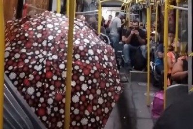 Vídeo: Passageira usa guarda-chuva dentro de BRT