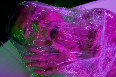 Apresentador do SBT agoniza em saco plástico para chamar atenção contra poluição das águas