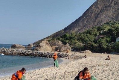 Somar retira lixos na Orla do Recanto, em Itaipuaçu