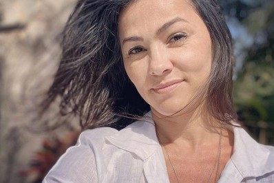 Ex-Tiazinha exibe cabelos grisalhos e revela: 'Sou chamada de coroa'