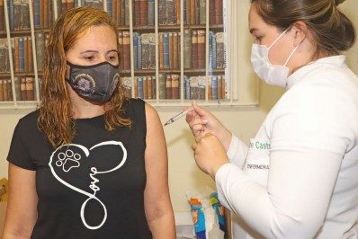 Búzios avança na imunização do município e começa a vacinar os profissionais da Educação